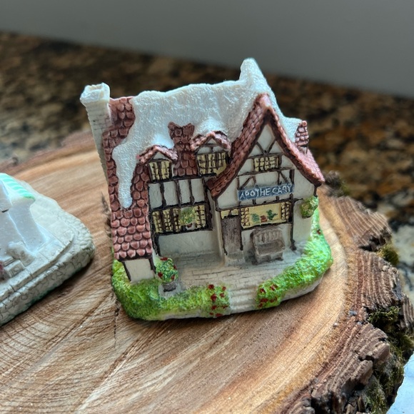 Hand Painted Cottages - Picture 3 of 16